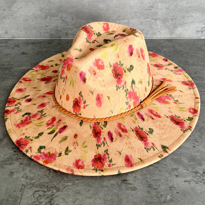 611fc05e3c4ce80992caae23_red-roses-tan-pinched-rancher-front_1786551926642.jpg