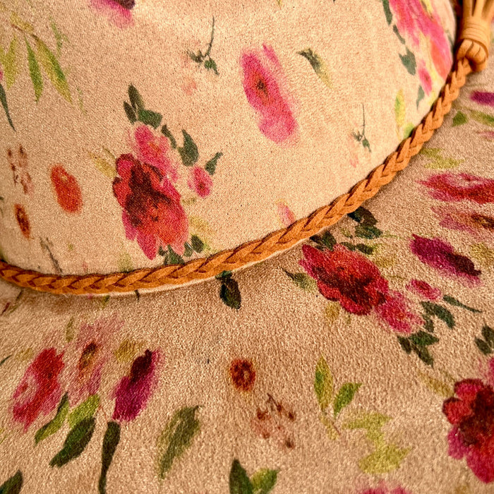 611fc05e3c4ce80992caae23_red-roses-tan-pinched-rancher-detail_1786551926642.jpg