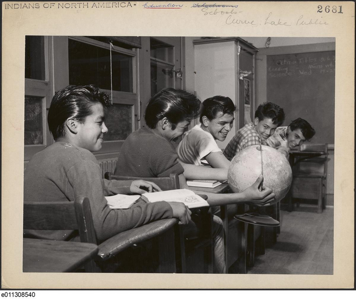 Students by Day : Colonialism and Resistance at the Curve Lake Indian Day School (HC)