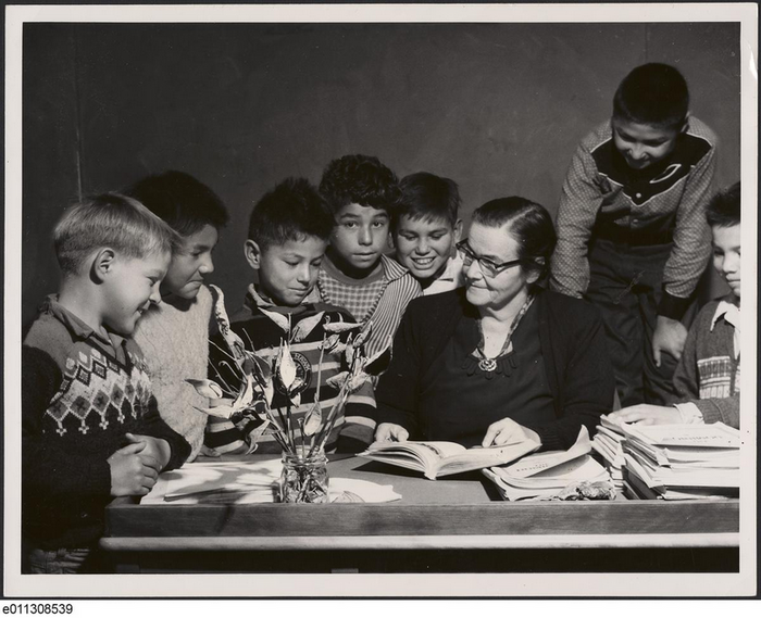 Students by Day : Colonialism and Resistance at the Curve Lake Indian Day School (HC)