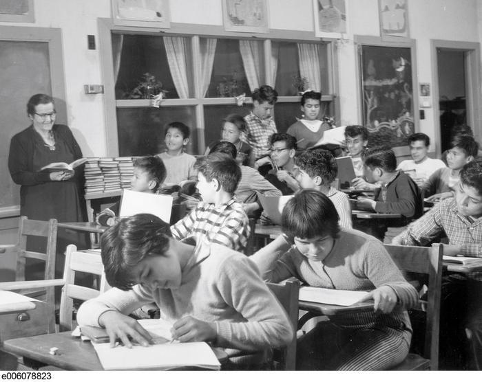 Students by Day : Colonialism and Resistance at the Curve Lake Indian Day School (HC)