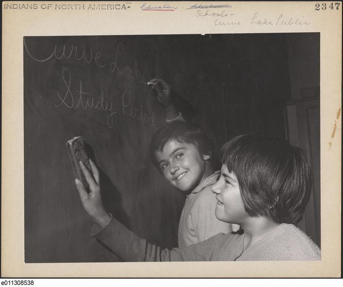 Students by Day : Colonialism and Resistance at the Curve Lake Indian Day School (HC)